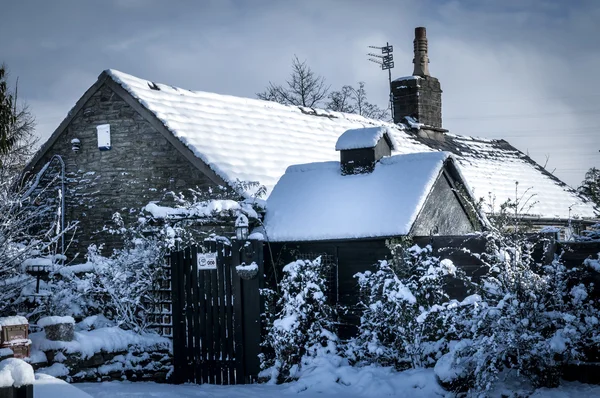 Cottage in snow — Stock Photo, Image