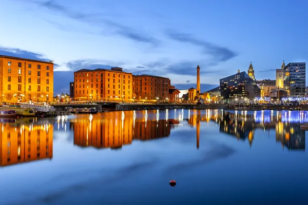 Liverpool Waterfront Skyline mit seinen berühmten Gebäuden wie Pierhead — Stockfoto