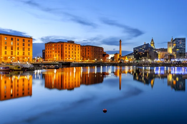 Liverpool waterfront skyline con i suoi famosi edifici come Pierhead Immagine Stock