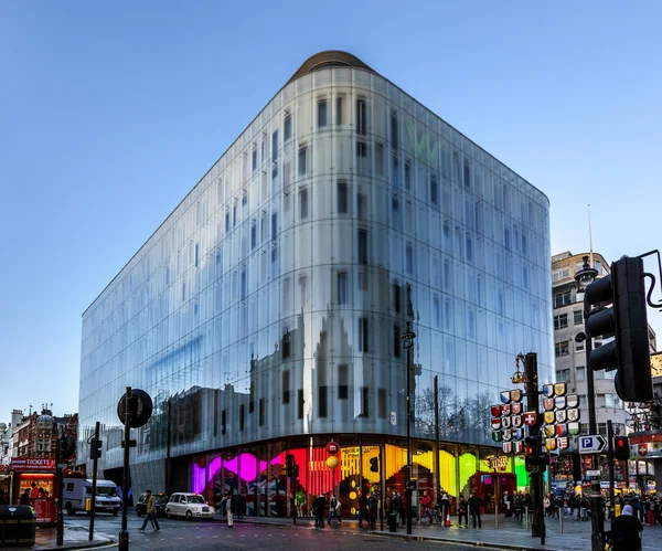 Modern byggnad leicester square — Stockfoto