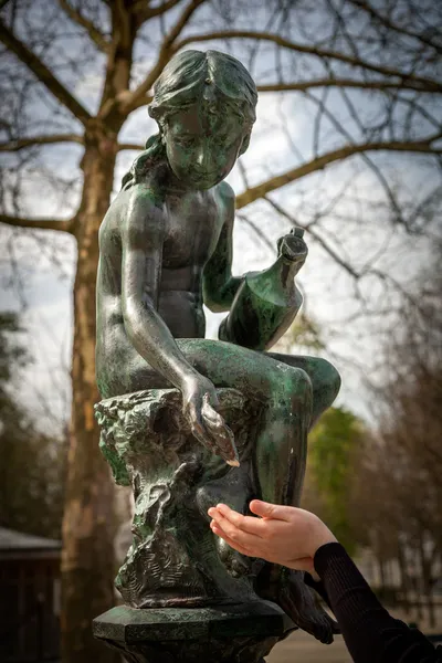 Άγαλμα στο πάρκο公园里的雕像 — Φωτογραφία Αρχείου