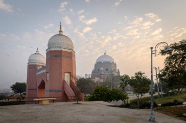 Multan 'ın en önemli simgesi, kapısı, dış duvarları ve kaleleri dışında büyük oranda harabelerde bulunan Qasim Bagh Kalesi' dir.