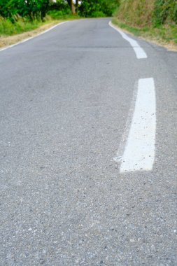 Kırsal kesimdeki yol, yakın plan. Aşağıdan yol işaretleri