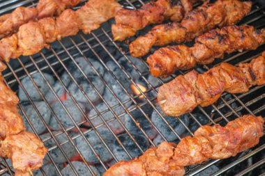 Izgarada yakın plan et var. bbq açık havada. Izgara kömür 