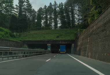 Dağların arasından geçen otoban manzaralı ve dramatik gökyüzü boyunca. Ulaşım, seyahat