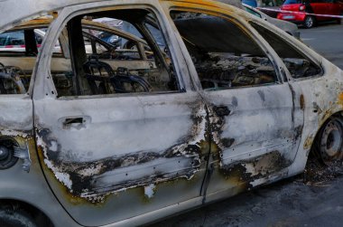 Sokakta yakılan arabanın kapısını kapatın. İsyan, sivil protesto, holiganlık, şehirde suçlu. Patlama, yangın sonucu. Araba sigortası kavramı