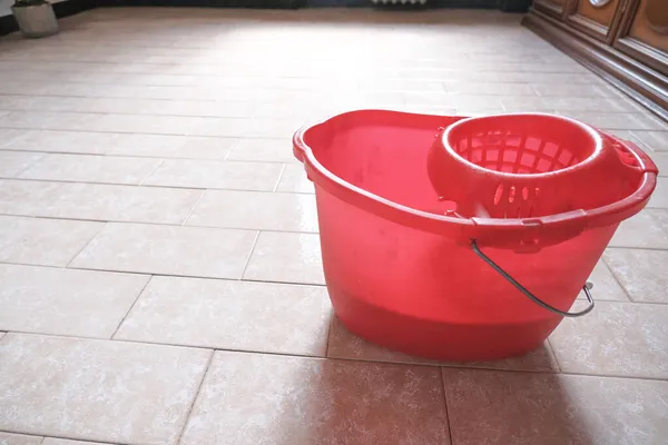 Cubo Rojo Limpieza Suelo Baldosas Listo Para Limpiar Cerca Servicios —  Fotos de Stock