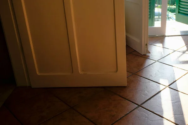 Weiße Holztür Von Außen Fliesenboden Über Offene Balkontüren Innenraum Zimmer — Stockfoto