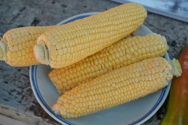 Кукуруза Миске Видом Сверху Сырые Фрукты Овощи Белая Тарелка — стоковое фото