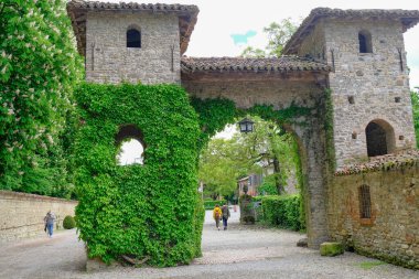 Mayıs 2021 Piacenza, İtalya: Mavi gökyüzü boyunca uzanan Grazzano-Visconti kale parkının güzel girişi