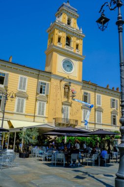 Haziran 2021 Parma, İtalya: Piazza Garibaldi 'deki restoran mavi gökyüzü ve sokak lambası boyunca ziyaretçilerle dolu. Eski kasaba.. 