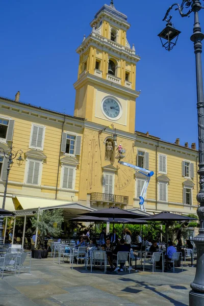 2021 이탈리아 파르마 가로등을 가로지르는 방문객들로 피아자 가리발디의 레스토랑 시가지 — 스톡 사진
