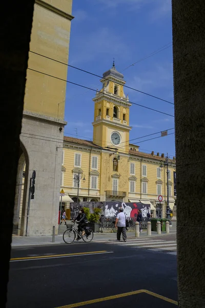 2021年6月意大利帕尔马 加里波第广场 Piazza Garibaldi Square Garibaldi 与人骑自行车穿过殖民地 总督宫 Palazzo Del — 图库照片