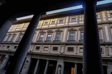 Aralık 2021 Floransa, İtalya: Sütunları ve gökyüzü boyunca Uffizi Galerisi inşa edilmesi
