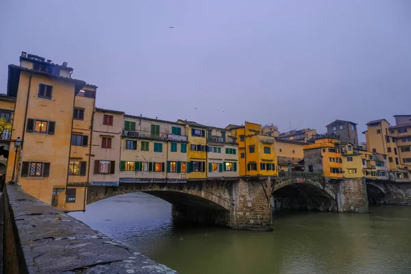 Florencie Itálie Pohled Florencii Ponte Vecchio Barevnými Obchody Deštivého Dne — Stock fotografie