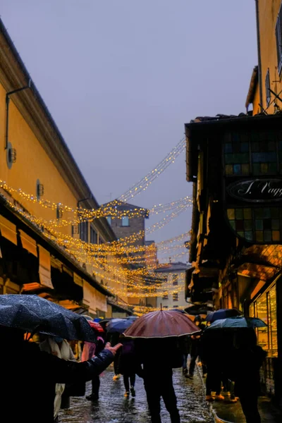 Grudzień 2021 Florencja Włochy Ponte Vecchio Ludźmi Chodzącymi Parasolami Deszczowy — Zdjęcie stockowe