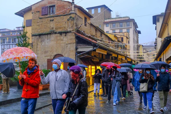 Prosinec 2021 Florencie Itálie Lidé Chodí Deštníky Ponte Vecchio Přes — Stock fotografie