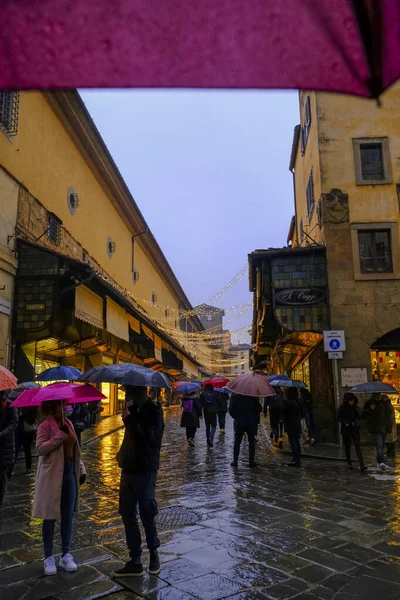 December 2021 Florence Italy Ponte Vecchio People Walking Umbrellas Travel — стоковое фото