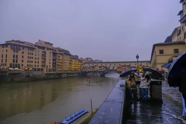 December 2021 Florence Italy Florence Ponte Vecchio Rainy Day People — Stok fotoğraf