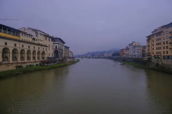 Florencie Itálie Pohled Florencie Ponte Vecchio Deštivého Dne Řece Arno — Stock fotografie