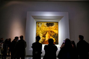 Aralık 2021 Floransa, İtalya: Uffizi Galerisi içeride, ziyaretçiler Leonardo da Vinci 'nin tablosunu izliyor 