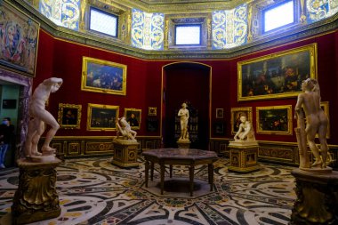 Aralık 2021 Florence, İtalya: The Tribune of Bernardo Buontalenti, Uffizi Galerisi. Uffizi içeride..