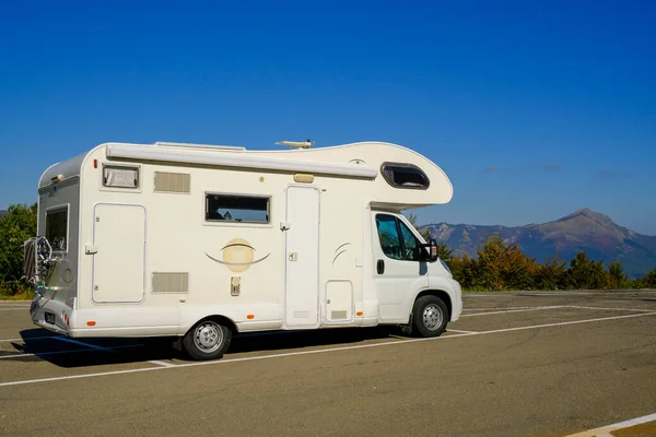 Camper Van Στο Δρόμο Όλο Γαλάζιο Του Ουρανού Και Βουνά Royalty Free Εικόνες Αρχείου