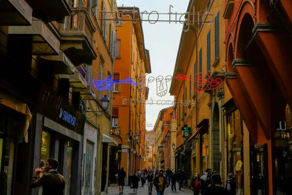 Říjen 2021 Boloňa Itálie Clavature Street Quadrilatero Turisté Procházející Písňových — Stock fotografie