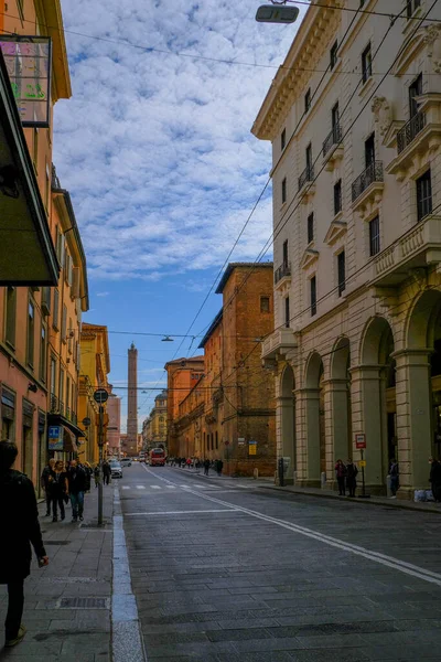 Říjen 2021 Boloňa Itálie Ulice Rizzoli Přes Staré Městské Budovy — Stock fotografie