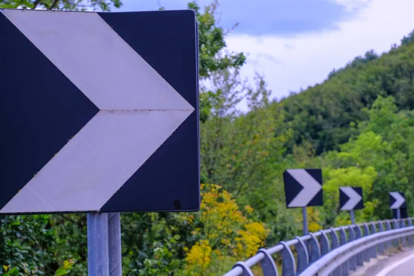 Flechas Señales Tráfico Una Carretera Cerca Carretera Con Curvas Las — Foto de Stock