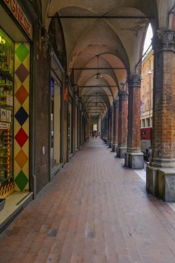 Ekim 2021 Bologna, İtalya: Eski şehir kentindeki galerilerden biri