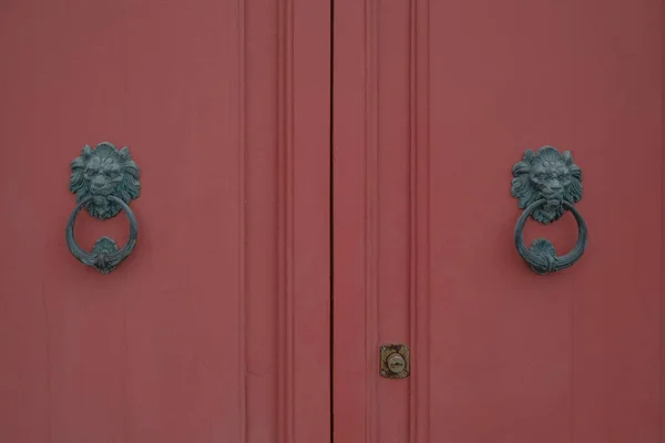 Παλιά Κόκκινη Ξύλινη Πόρτα Μεταλλικές Λαβές Αρχαίων Θυρών Και Στόμιο — Φωτογραφία Αρχείου