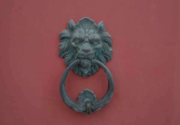 Alte Rote Holztür Mit Metallischem Antiken Türgriff Und Klopfer Löwenform — Stockfoto