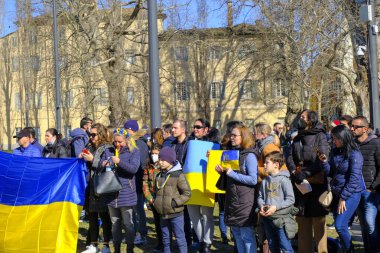 Parma, İtalya: Eski kentte savaşa karşı gösteri. Binalar ve mavi gökyüzü üzerinde Ukrayna bayrağı. Ukrayna 'yı destekleyenler