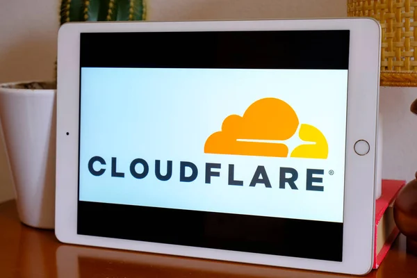 Mayıs 2022 Milan, İtalya: Tablet ekranında Cloudflare şirket logosu ikonu. Bulut patlaması resimli marka simgesi