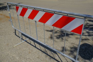 Yol kapalı tabelası. İnşaat devam ediyor. Yolda bir çukur buldum.