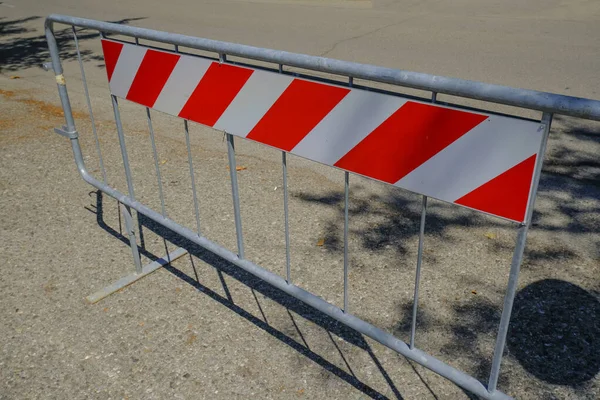 Yol kapalı tabelası. İnşaat devam ediyor. Yolda bir çukur buldum.