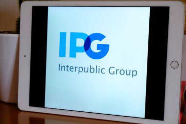 Mayıs 2022 Milan, İtalya: Tablet ekranında Interpublic Group logo simgesi. IPG illüstrasyon simgesi
