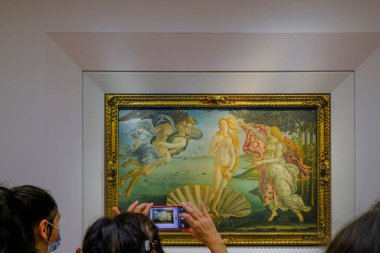 Aralık 2021 Floransa, İtalya: Boticelli 'nin sanat eseri Venedik' in Uffizi Galerisi 'ndeki doğuşu Ziyaretçiler tarafından tespit edildi