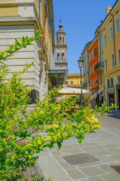 Juni 2021 Parma Italien Altstadt Stadtstraße Bunte Gebäude Glockenturm Der — Stockfoto