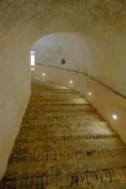 Şehirdeki ışık tünelini açarak içeri girdi. Yeraltı binası. İtalya, Parma 'daki Palazzo Tarasconi Sarayı