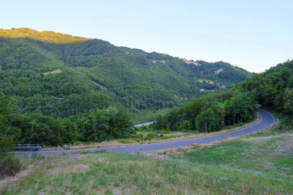 Vägen Bergen Över Natursköna Bergslandskap Och Berg Flod Solnedgången Transporter — Stockfoto