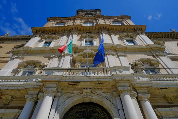 İtalya ve AB bayraklarıyla İtalya ve İtalya 'nın Modena kentinden Roma meydanına uzanan Palazzo Ducale Sarayı cephesi