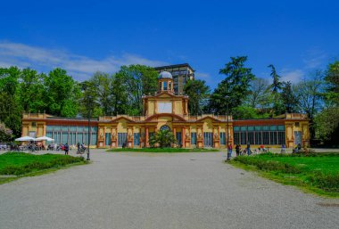 Mayıs 2022 Modena, İtalya: Palazzina Vigarani Sarayı güneşli bir günde Parco Giardino Ducale Estense parkında