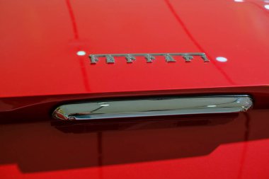 Mayıs 2022 Modena, İtalya: Ferrari logosu kırmızı arabaya yakın plan. Spor arabasının ayrıntıları