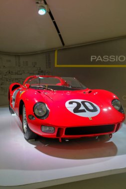 Mayıs 2022 Modena, İtalya: Ferrari Müzesi 'nde kırmızı retro Ferrari yarış arabası