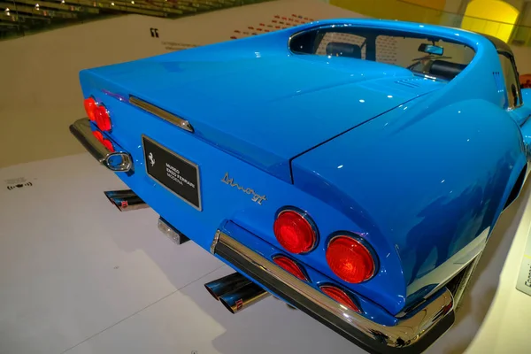 2022年5月意大利莫迪纳 法拉利博物馆内的蓝色法拉利车在后面的特写 — 图库照片