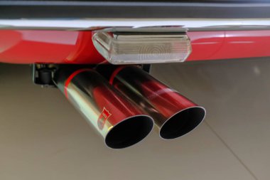 Mayıs 2022 Modena, İtalya: Ferrari spor arabasının krom kaplama egzoz borusu. Ferrari logo simgesi