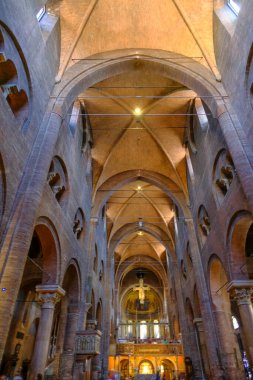 Duomo di Modena 'nın içerisi ve detayları. Duomo sunağı. Modena Katedrali