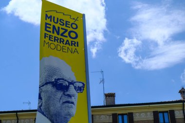 Mayıs 2022 Modena, İtalya: Enzo Ferrari Sancak Müzesi mavi gökyüzünde. Enzo Ferrari Müzesi girişi
